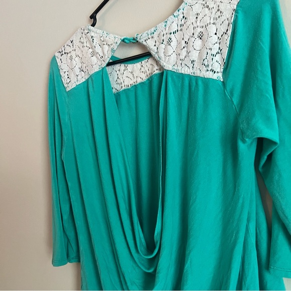 Size Medium Blouse With Opening On Back - Picture 2 of 4